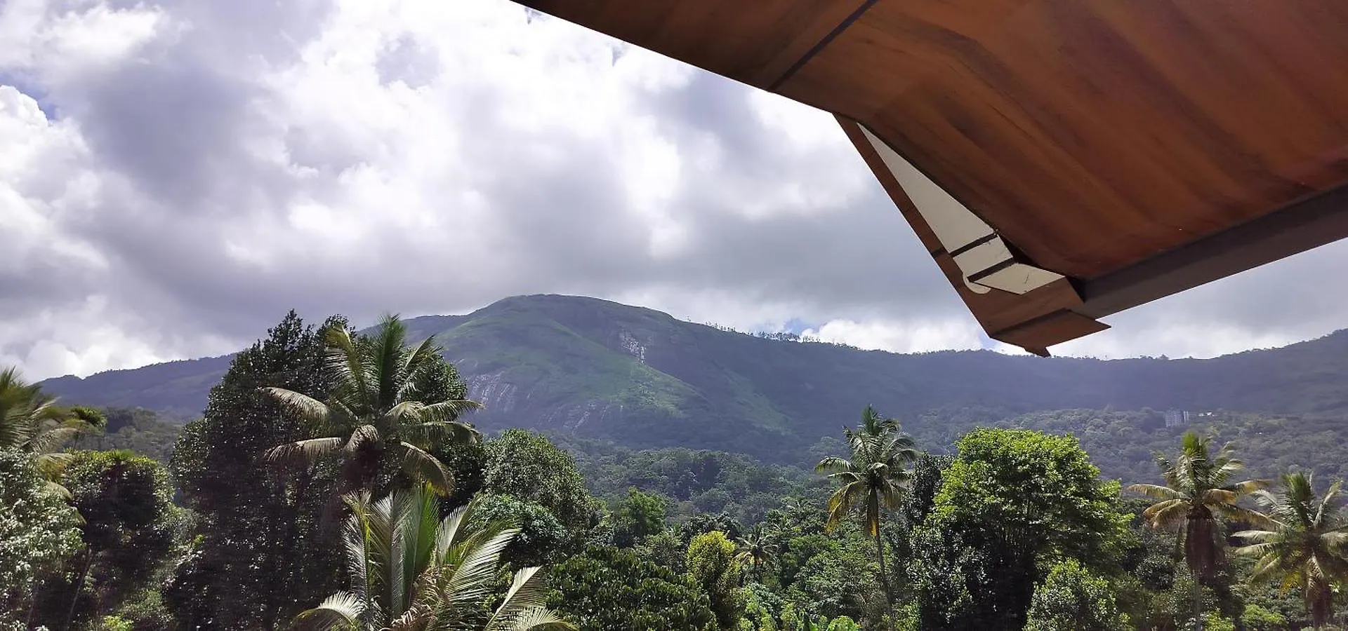 בית אירוח Himadri Munnar Holidays